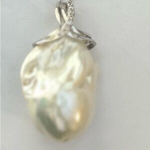 Elegant Silver Pearl Pendant
